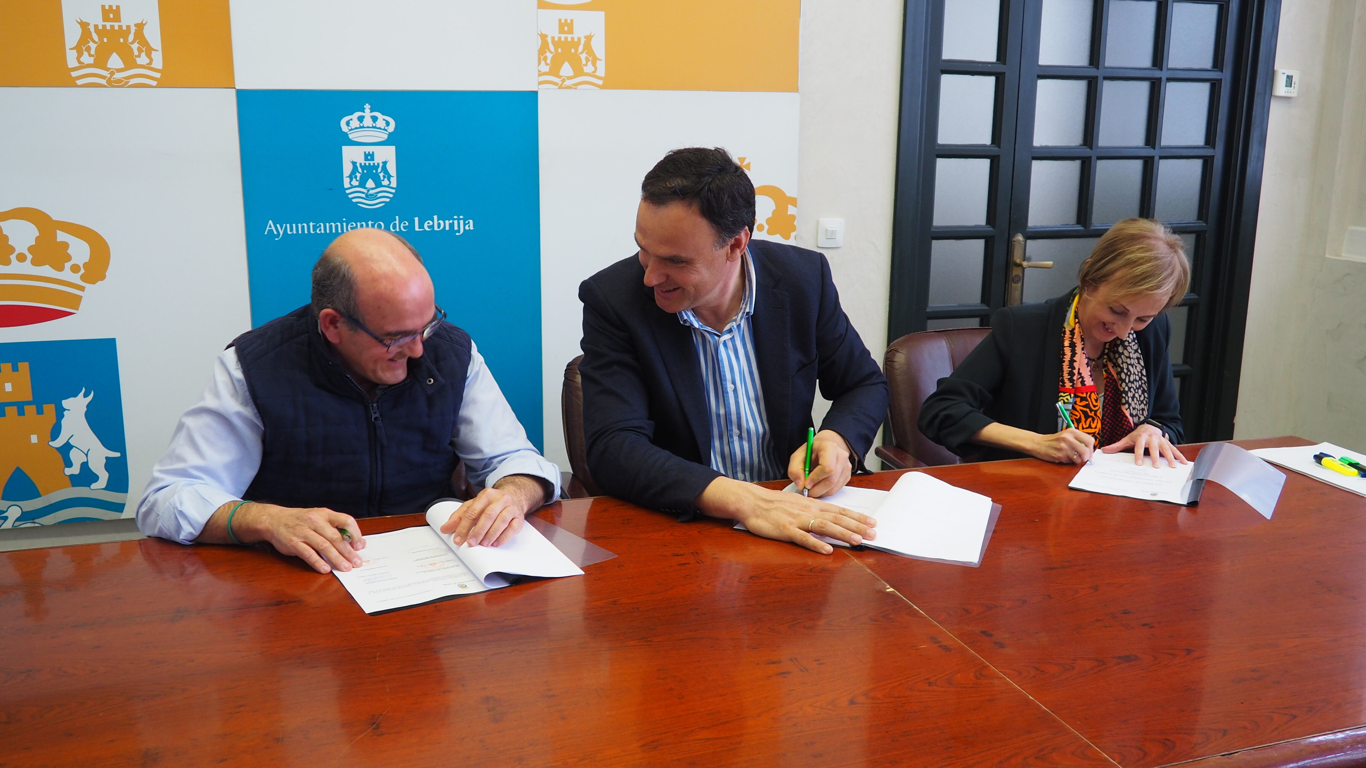 Ayuntamiento y Cáritas firman un nuevo convenio colaboración  (5)