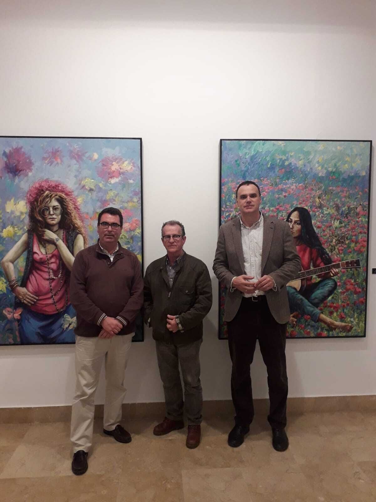 El Alcalde visita la exposición de Paco Moreno (1)