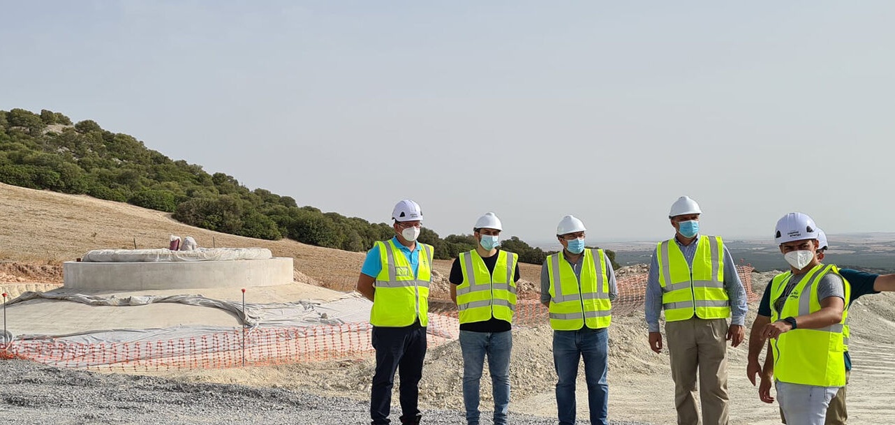 El alcalde de Lebrija visita las obras del parque eólico de CE Loma de los Pinos