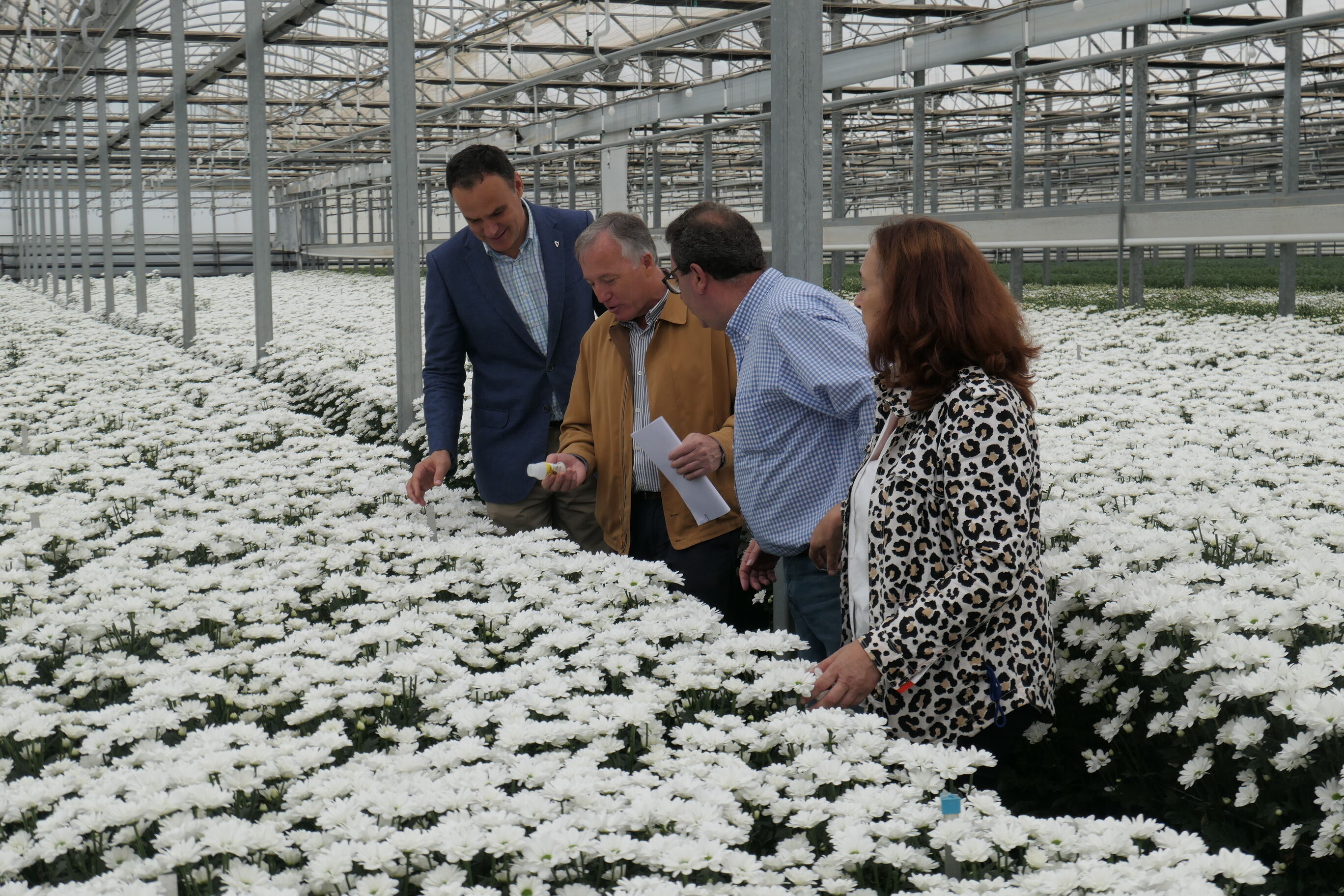 El alcalde visita la empres Flores de Lebrija octubre 2022 (5)