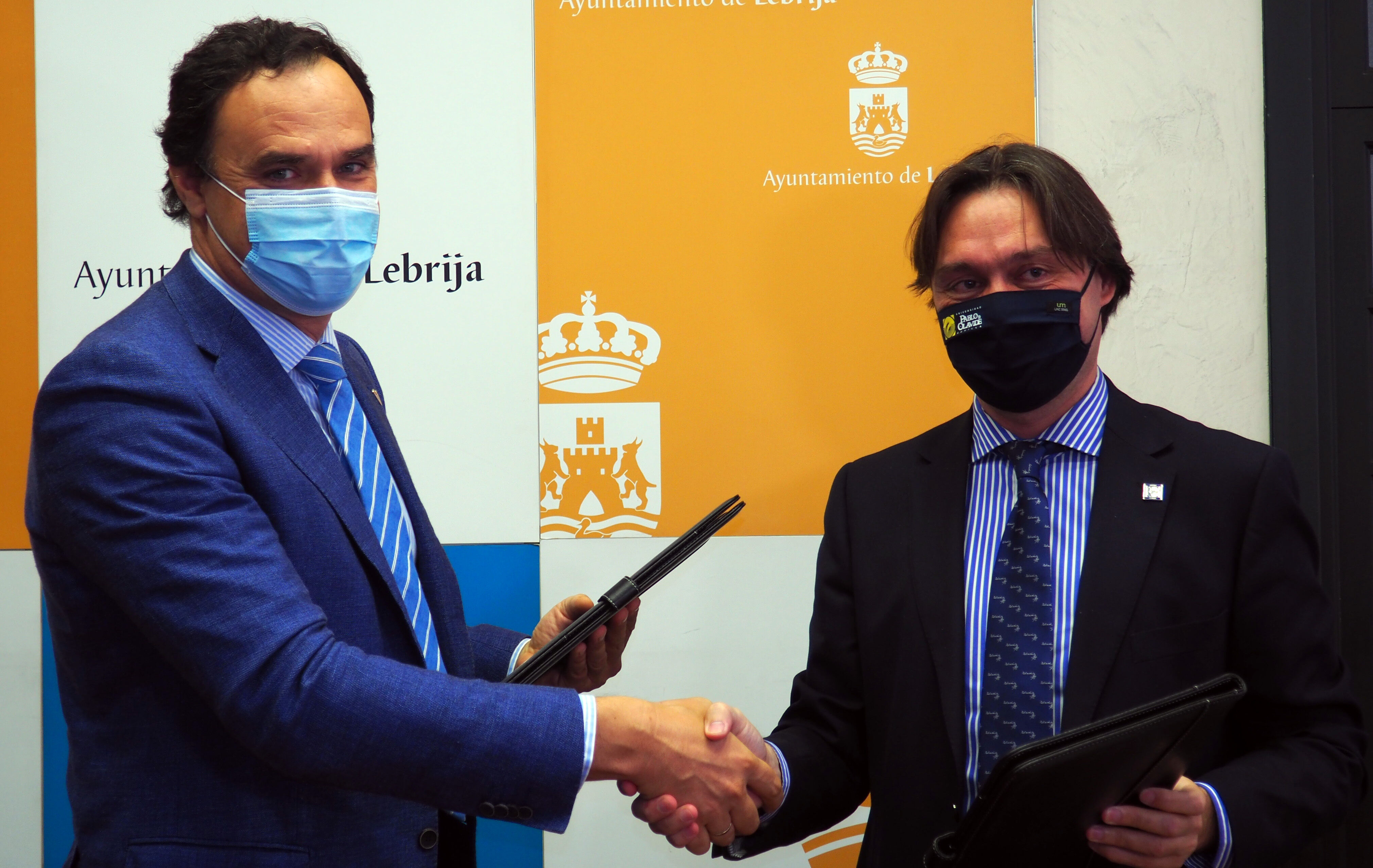 Firma protocolo colaboración Ayto Lebrija y UPO - V Centenario muerte Elio Antonio (4)