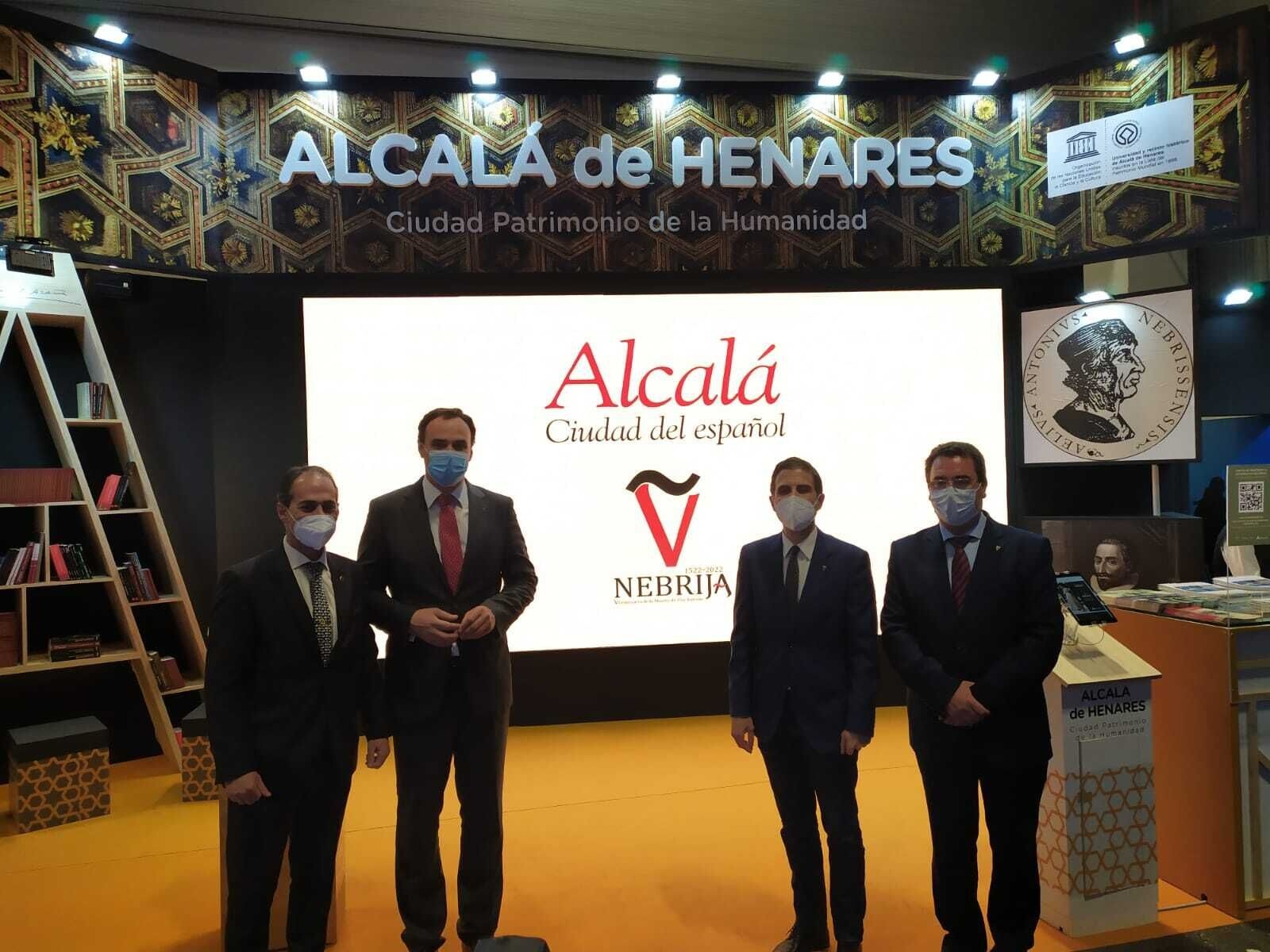 El alcalde de Lebrija y el delegado de Cultura en el stand de Alcalá de Henares