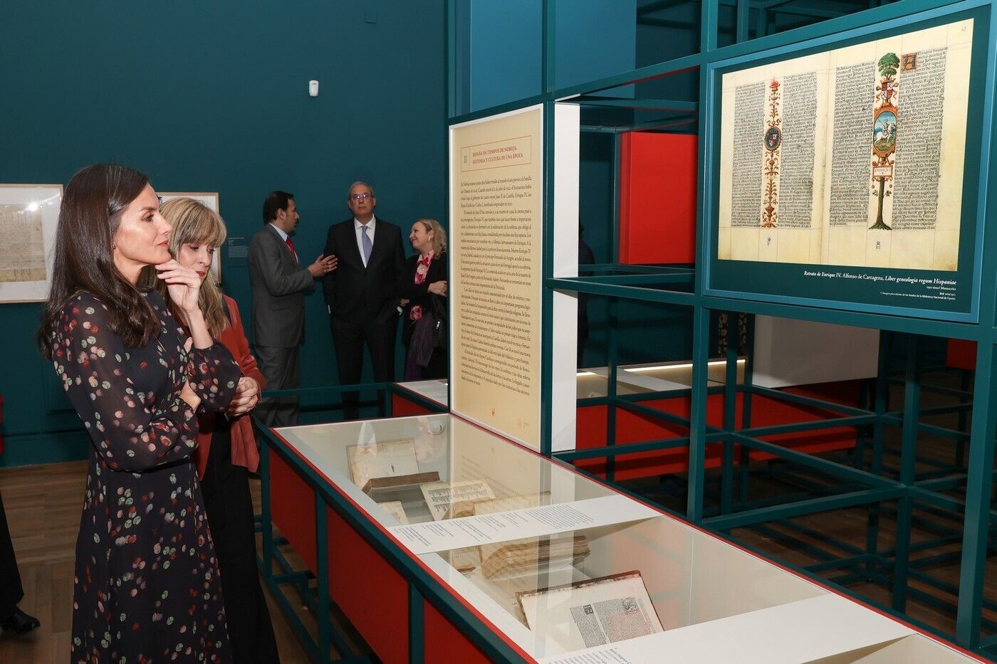 Su Majestad Doña Leticia visita la exposición Nebrija (2)