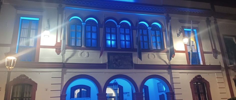 Ayuntamiento iluminado azul