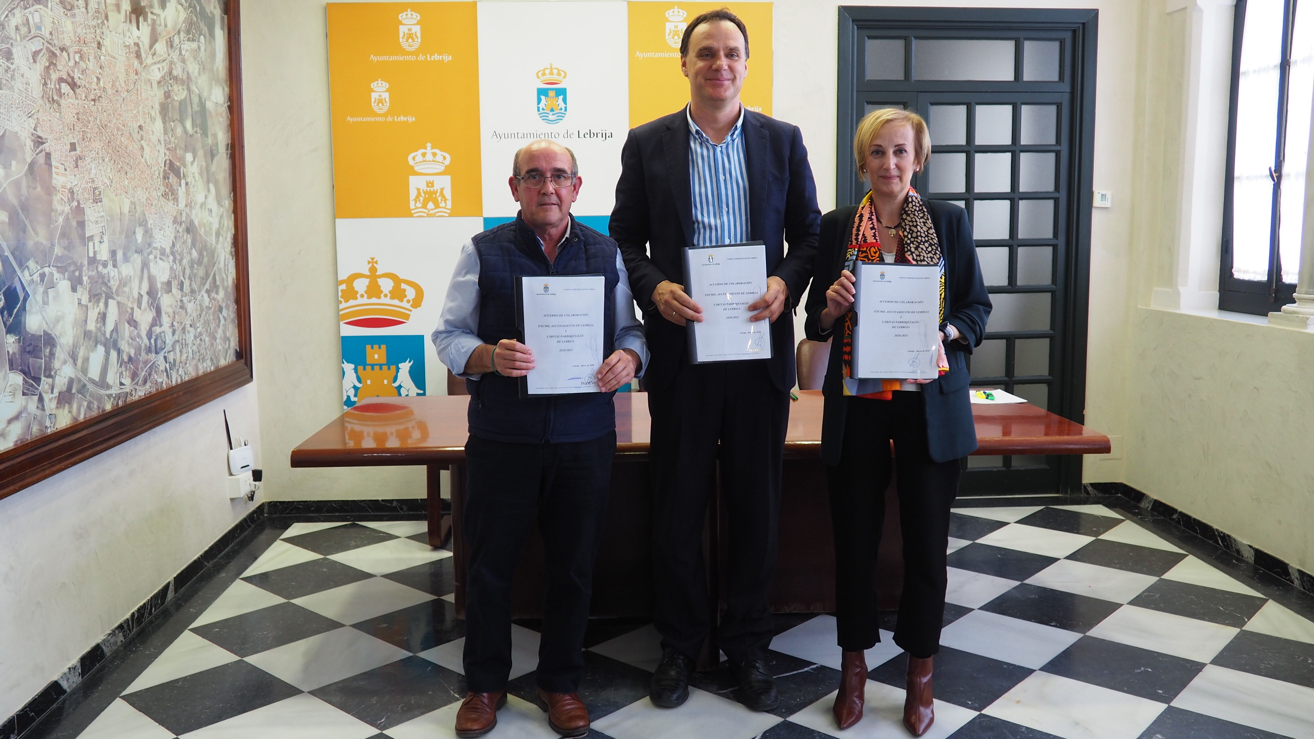 Ayuntamiento y Cáritas firman un nuevo convenio colaboración  (4)