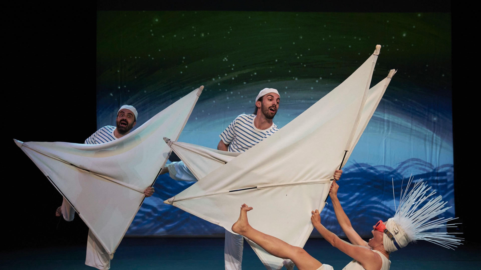 Múcab Dans nos invita a dejar volar la imaginación con Blowing, este sábado en el Juan Bernabé