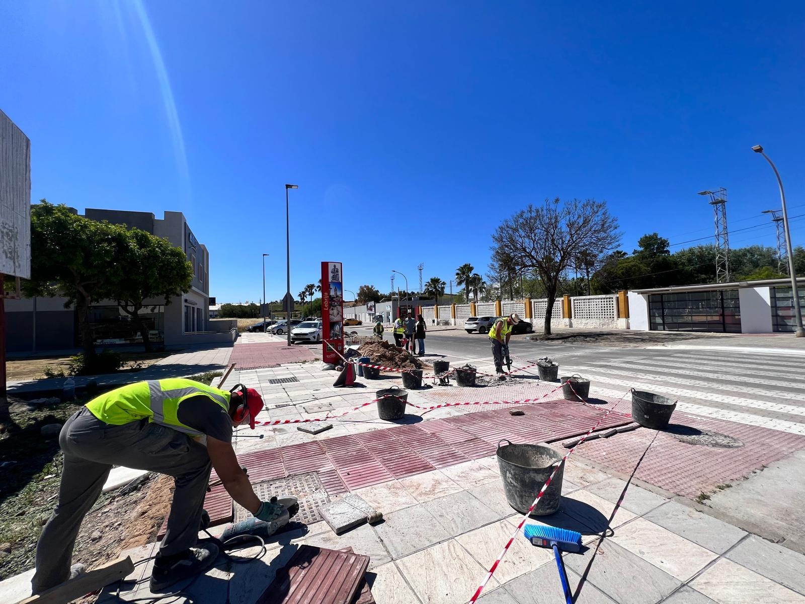 Construcción nuevos pasos de peatones inteligentes - Lebrija (2)