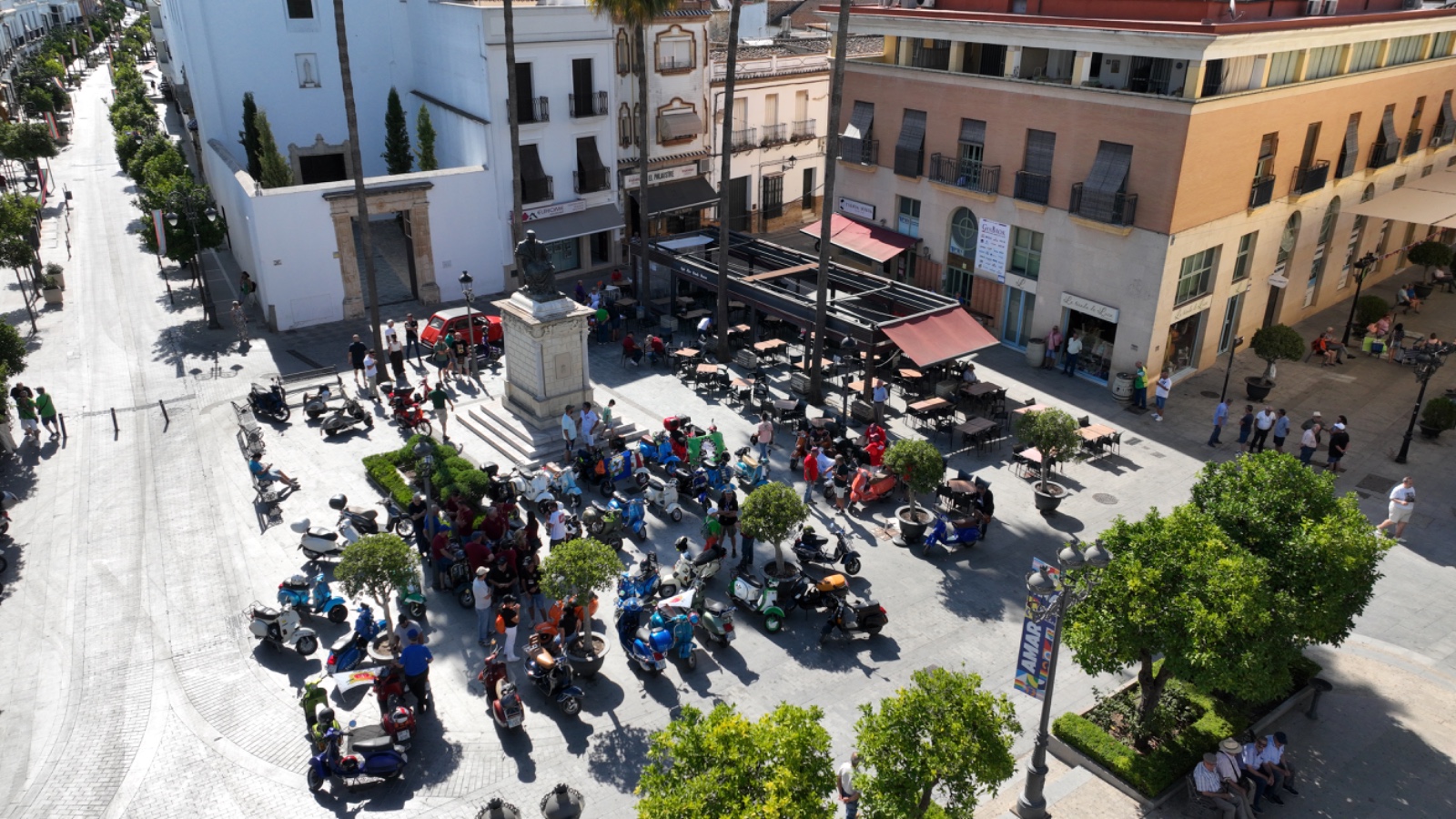 Más de un centenar de aficionados participaron en el encuentro de Vespas celebrado en Lebrija