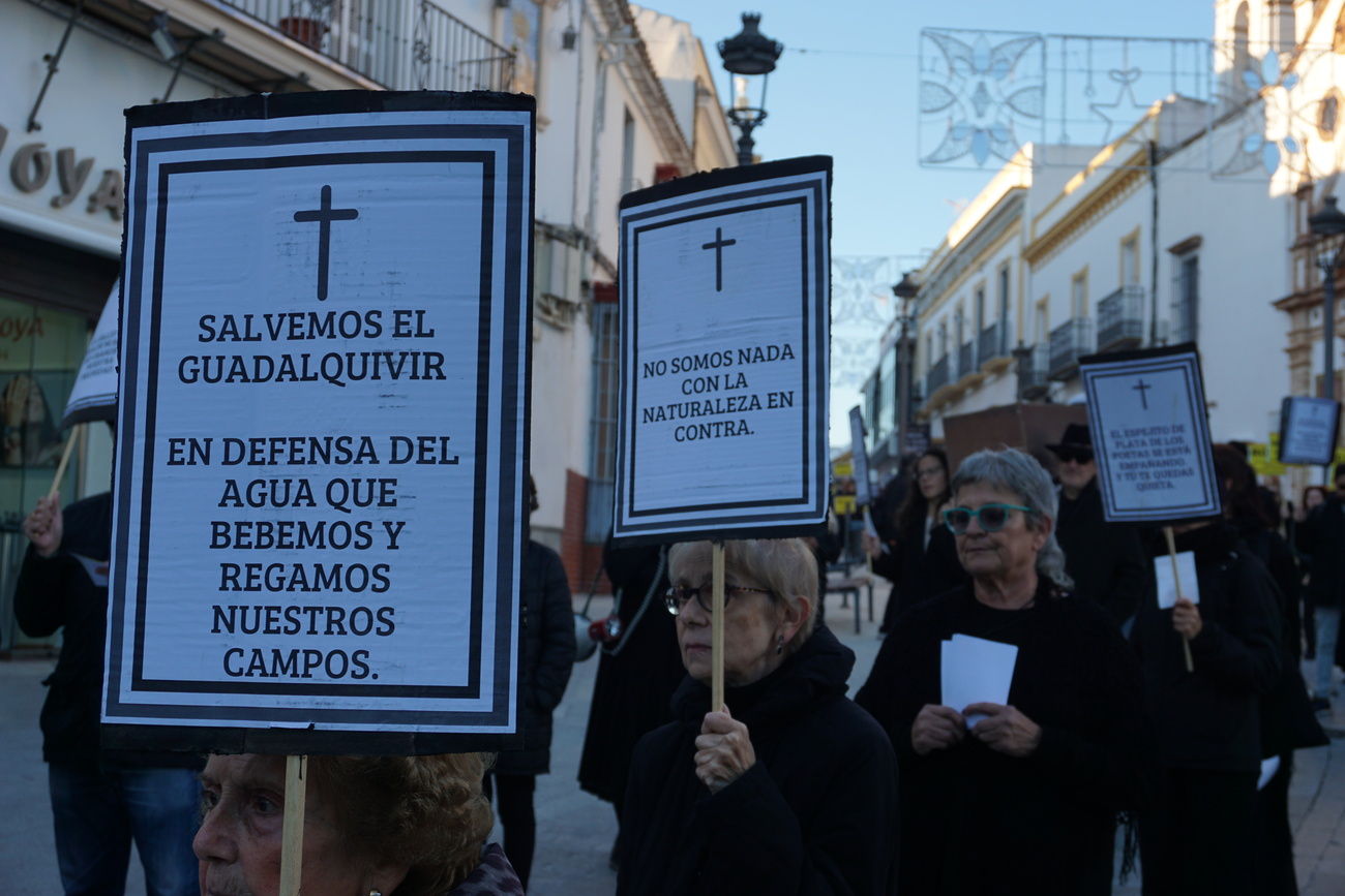 La protección del Guadalquivir frente a los vertidos mineros moviliza a miles de personas en Sanlúcar de Barrameda