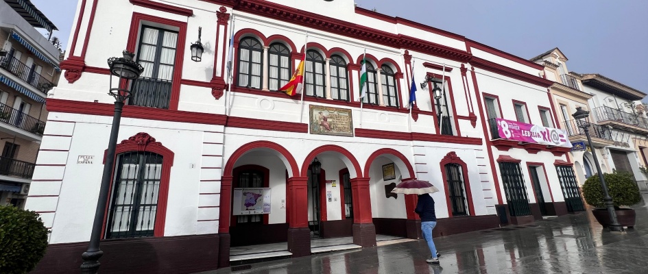 Fachada Ayto Bandera a media asta