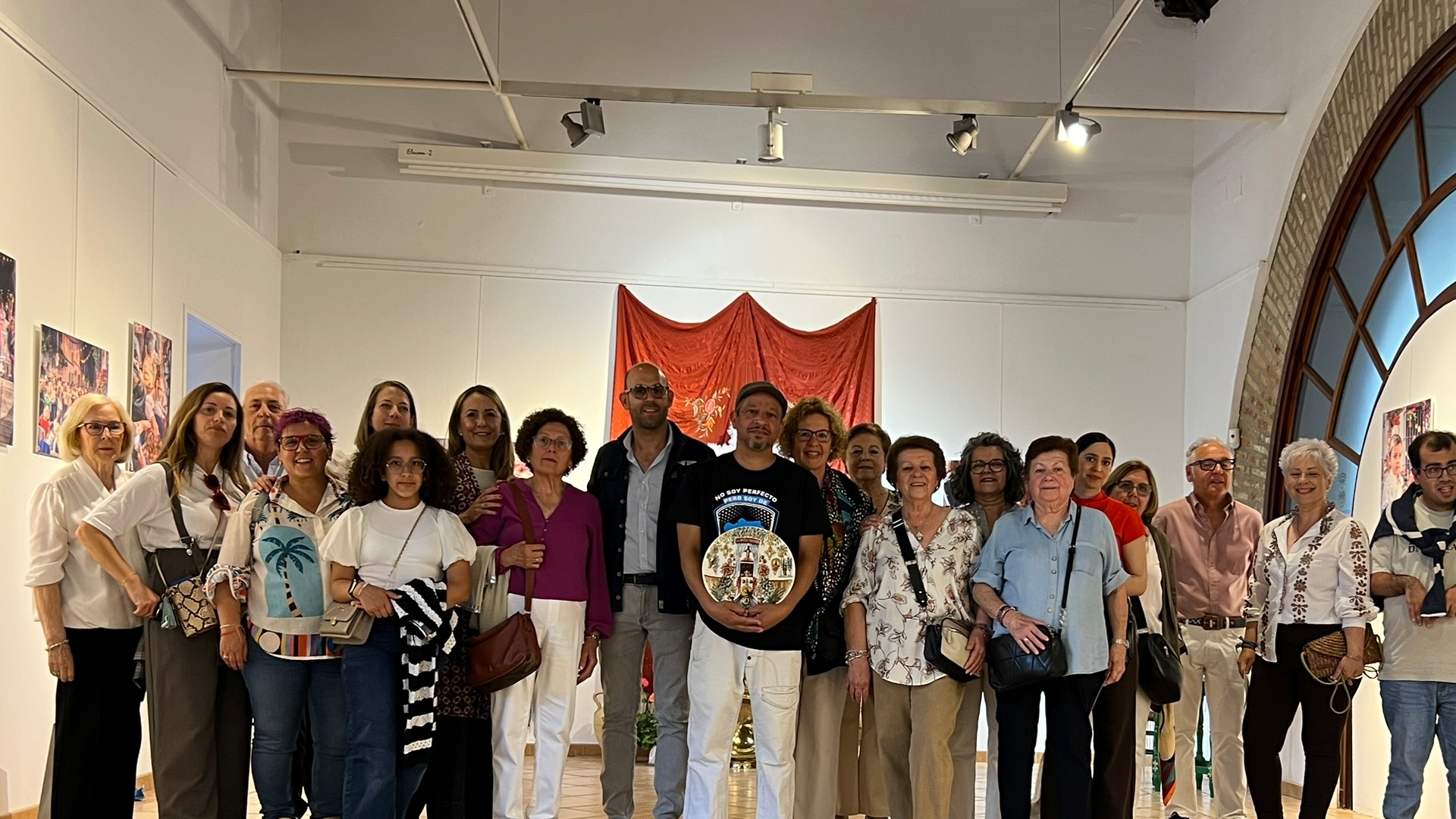 La Sala de la Misericordia acoge la exposición fotográfica “Huella Viva” de William Max dedicada a las Cruces de Mayo de Lebrija