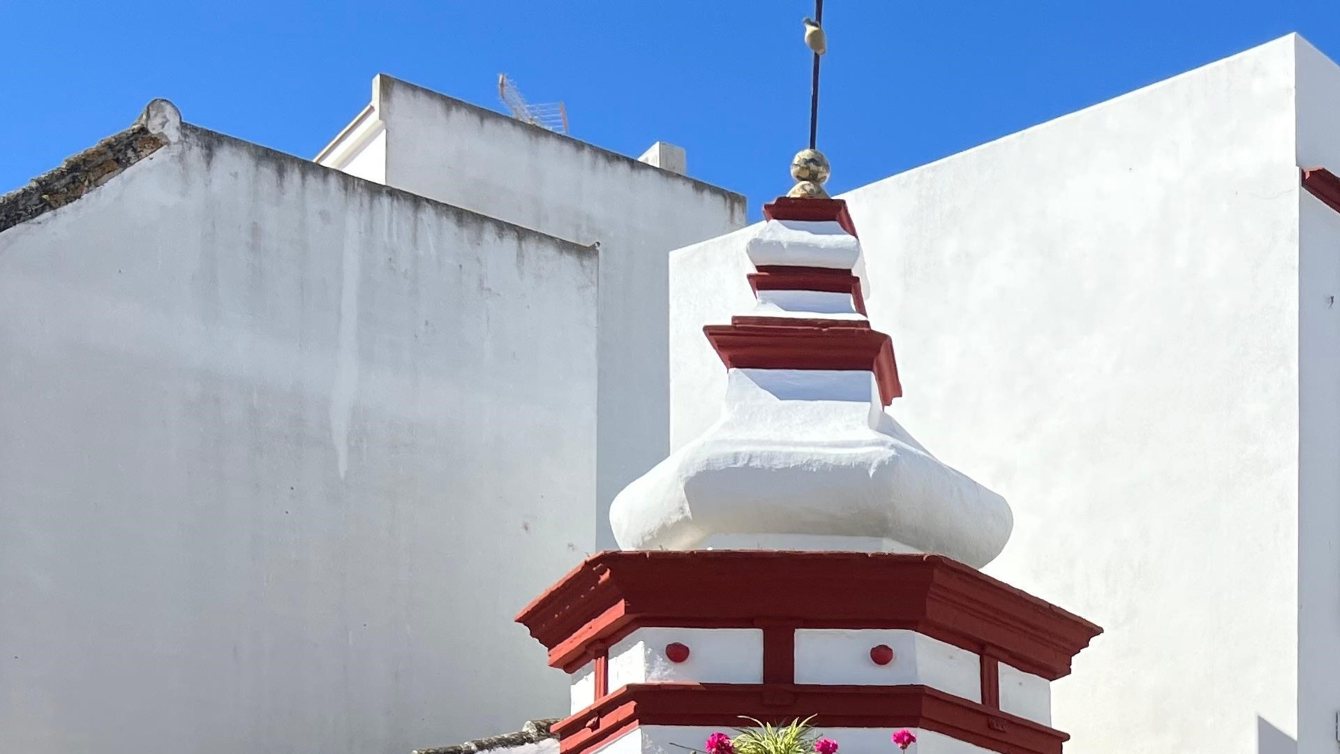 La Sala de la Misericordia acoge la exposición fotográfica “Huella Viva” de William Max dedicada a las Cruces de Mayo de Lebrija