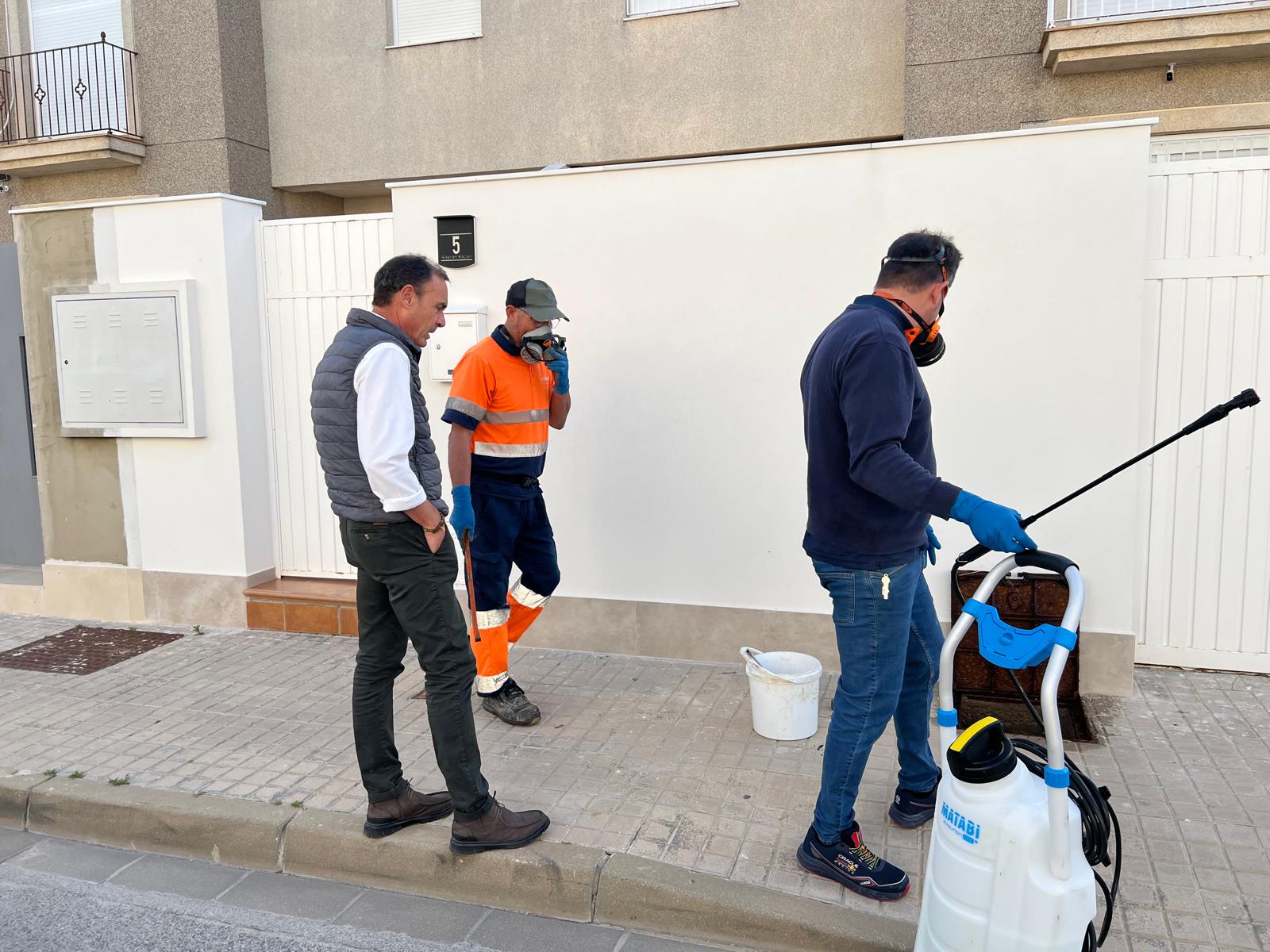 El Ayuntamiento de Lebrija continúa con las labores preventivas de desinsectación y desratización en la red de saneamiento