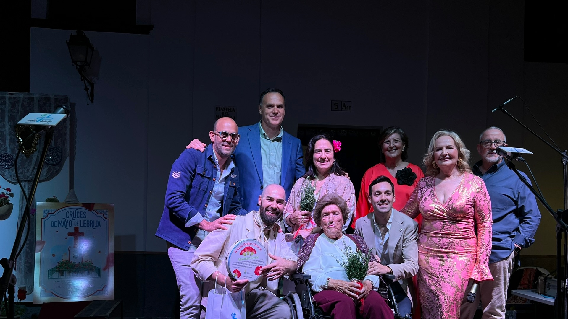 Buen ambiente en el tradicional Vente de Cruces por primera vez en la Plaza del Mantillo