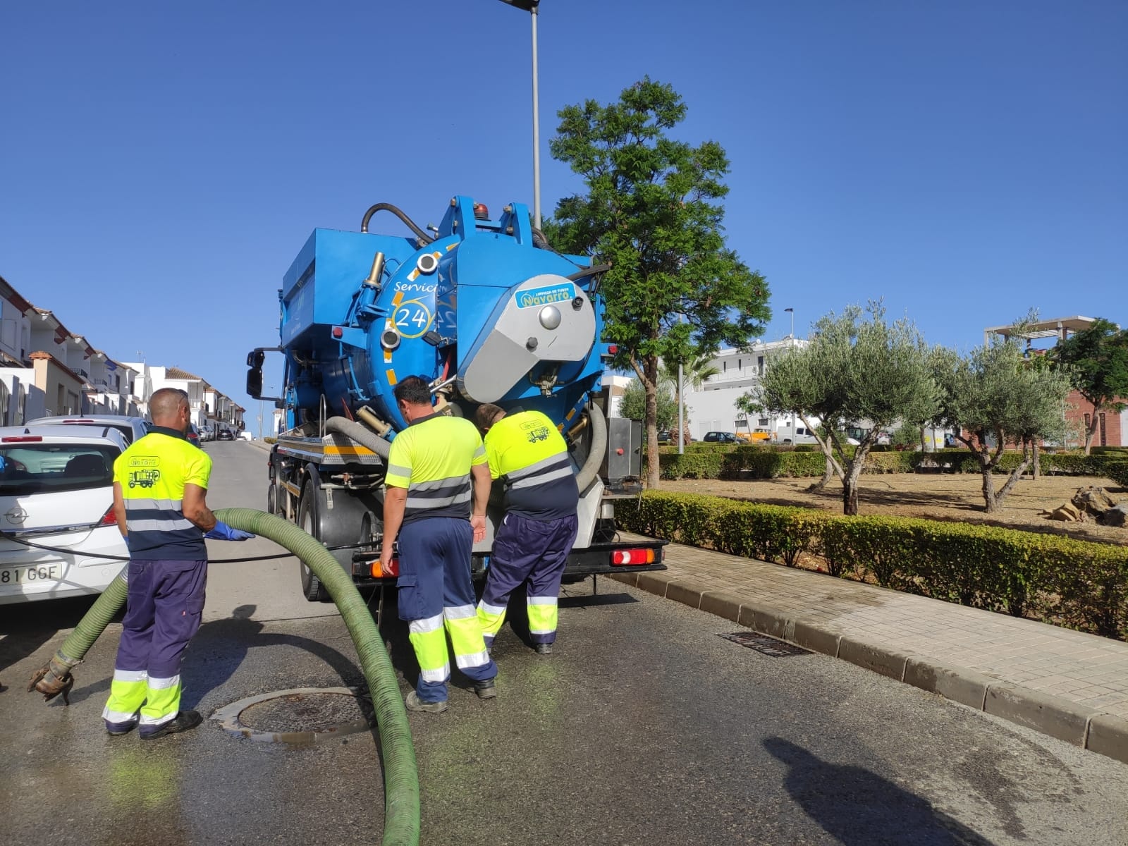 trabajos de mantenimiento y limpieza de la red de saneamiento de Lebrija (2)